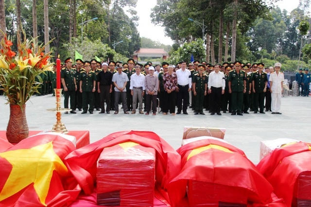 Sáng 5/6, tại Nghĩa trang liệt sỹ An Nhơn Tây huyện Củ Chi,TP HCM đã diễn ra lễ an táng 14 hài cốt liệt sĩ (Ảnh: Chí Thạch).