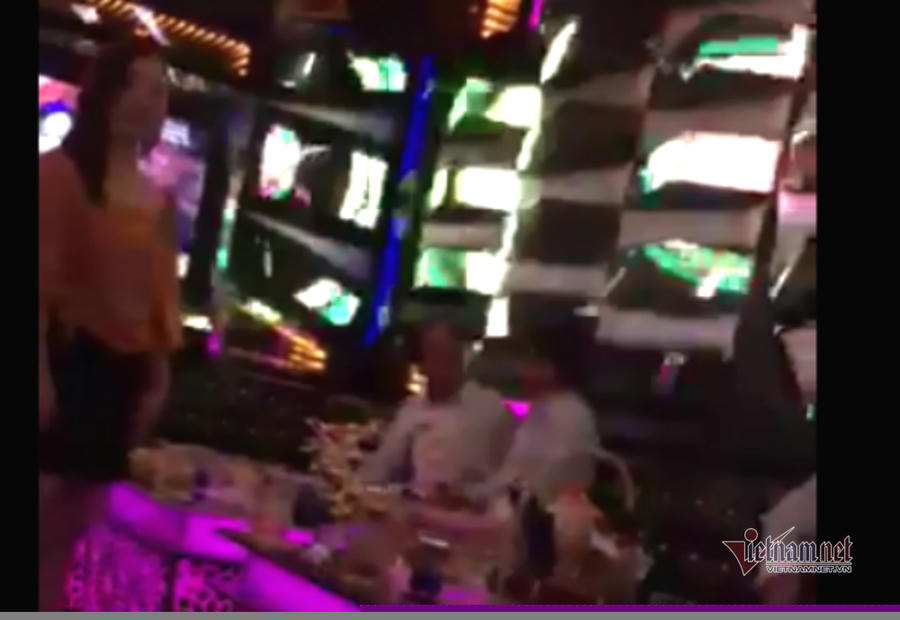 Trong phòng hát karaoke có nhiều phụ nữ - Ảnh cắt từ clip