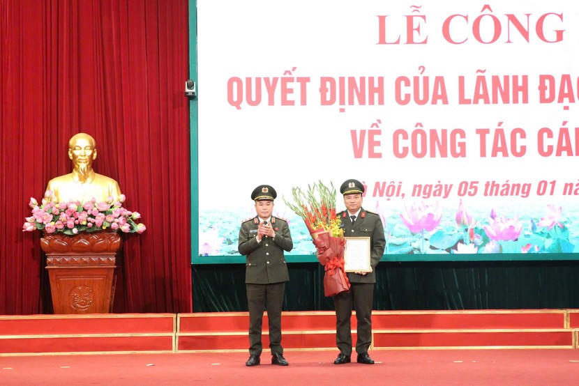 Trung tướng Nguyễn Thanh Tùng, Giám đốc CATP trao Quyết định và tặng hoa chúc mừng Đại tá Nguyễn Tiến Đạt, Phó Giám đốc CATP được bổ nhiệm chức danh Thủ trưởng Cơ quan An ninh điều tra CATP.