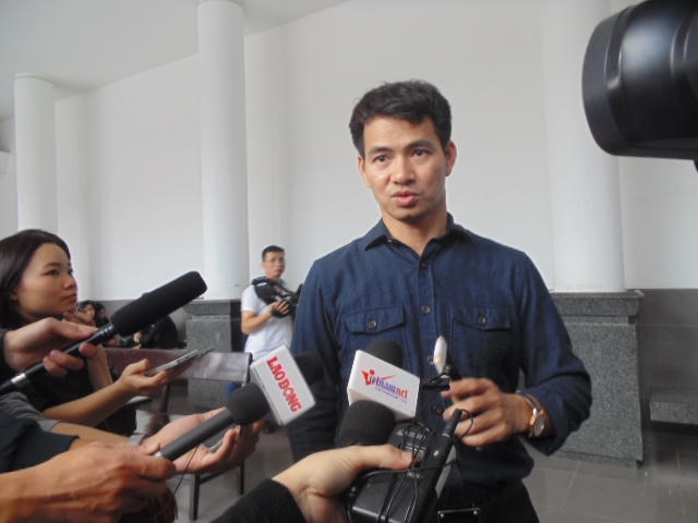 D&ugrave; 12h30 mới bắt đầu cử h&agrave;nh tang lễ nhưng nghệ sĩ&nbsp;Xu&acirc;n Bắc c&oacute; mặt từ sớm để lo hậu sự cho cố nghệ sĩ. Ảnh: Nguyễn Hồng.