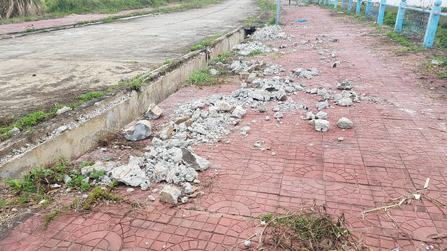 Công trình trăm tỷ "nham nhở" vì bị kẻ gian lấy sắt đi bán phế liệu.