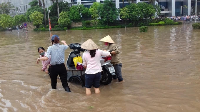 Chiếc xe đã được "cứu" sau nỗ lực của nhiều người.