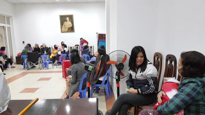 Nhiều gia đình có con nhỏ cùng người già tỏ ra lo lắng khi cháy chung cư.