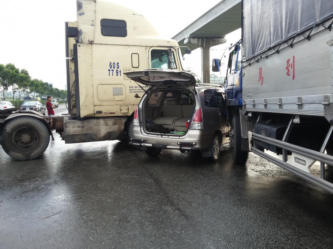 Hai người ngồi trong xe ô tô phải thoát ra từ cốp xe.