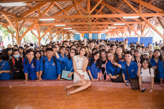 Đúng 2 năm đăng quang, Phạm Hương trở lại Nha Trang trong vòng vây người hâm mộ
