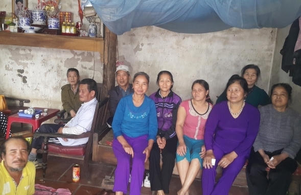 Người dân bức xúc trước tình trạng môi trường bị ô nhiễm do cơ sở sản xuất gỗ ván ép Đông Anh gây ra.
