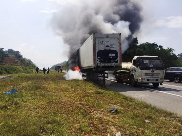 Đội Vận hành Bảo trì số 2 thuộc Công ty cổ phần Dịch vụ đường cao tốc Việt Nam (VECS) đã có mặt kịp thời (Ảnh: otofun.net).