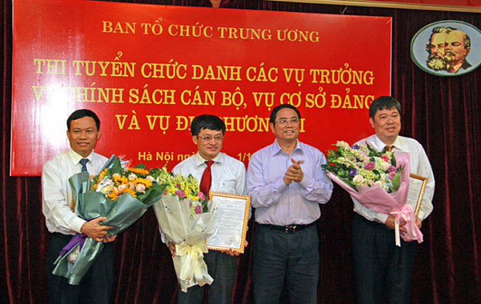 Ủy viên Bộ Chính trị, Trưởng ban Tổ chức T.Ư trao quyết định bổ nhiệm cho ba người trúng tuyển chức danh Vụ trưởng.