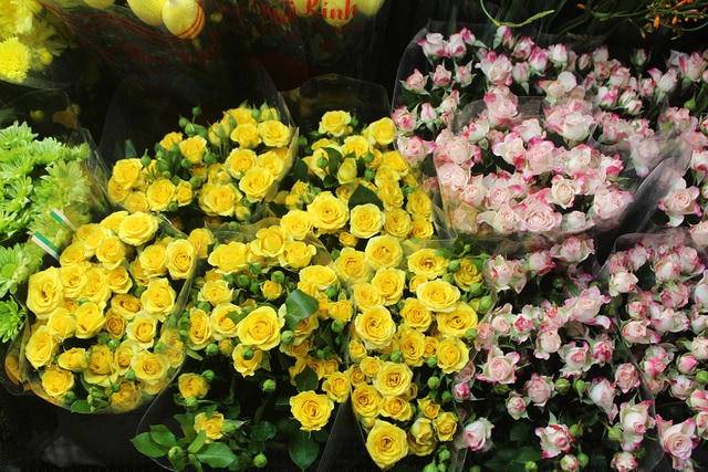 Thông thường, chợ hoa sẽ được chia thành 2 phiên, từ 0 - 4 giờ là phục vụ bán buôn, sau 5 giờ là bán lẻ nhưng vào dịp lễ đặc biệt thì chợ mở cửa bán lẻ cho toàn bộ khách hàng