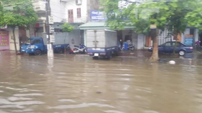 Nhiều xe tải và xe ô tô con không di chuyển được phải tạt vào vỉa hè.