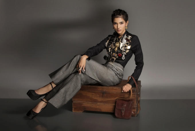 Trương Thị May tự tin khoe dáng với qu&acirc;̀n &ocirc;́ng loe c&ocirc;̉ đi&ecirc;̉n