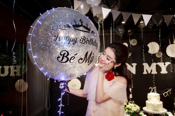 Á hậu Huyền My hạnh phúc đón tuổi mới bên bố mẹ