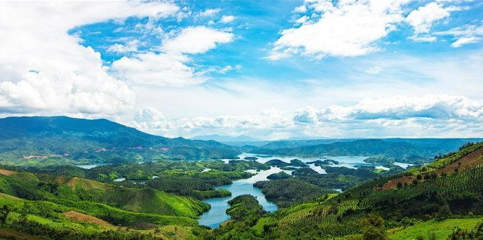 Hồ Tà Đùng đẹp nhất vào mùa tích nước, khoảng từ tháng 8 và kéo dài đến tháng 12. Khi đó, nước hồ dâng cao, trong xanh và những cơn mưa cũng khiến cây cối trên các hòn đảo nhỏ trở nên xanh mướt. (Ảnh: Lê Phúc)