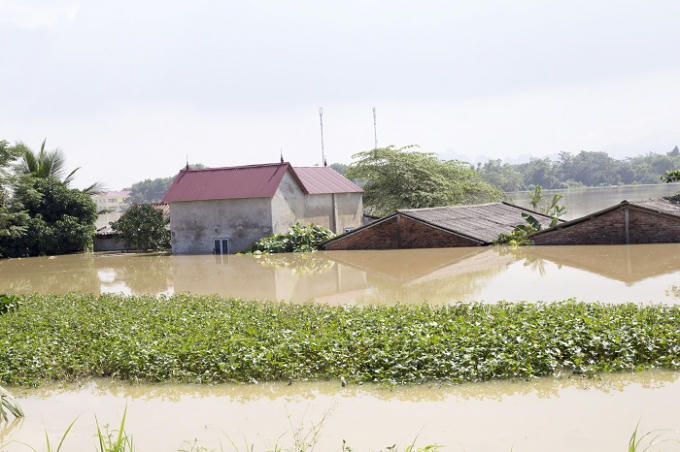 Hiện tại, UBND Huyện Chương Mỹ kết hợp c&ugrave;ng b&agrave; con khẩn trương khắc phục sự cố đồng thời di chuyển người d&acirc;n ra khỏi khu vực nguy hiểm.