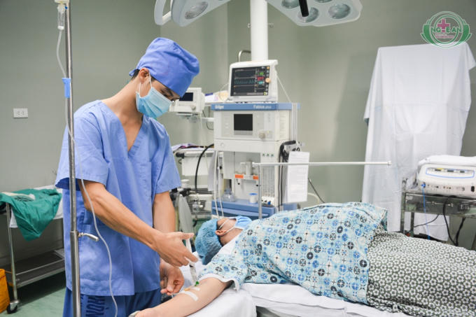 Bác sĩ kiểm tra sức khỏe cho sản phụ.