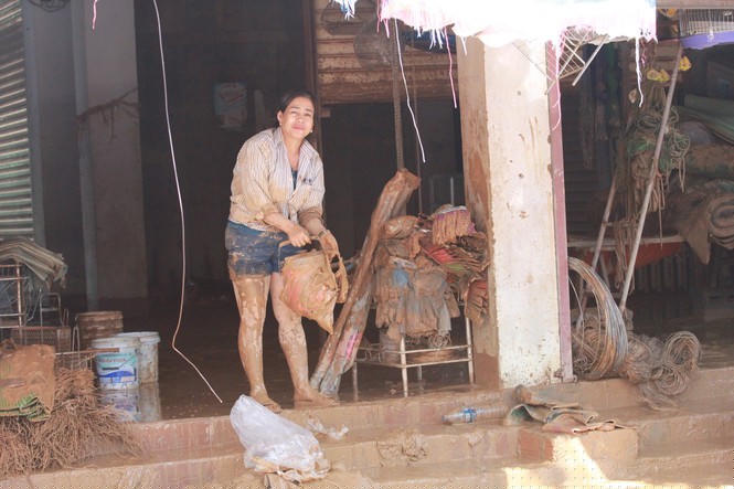 Tiểu thương tại chợ Hiền Ninh vớt vát tài sản sau lũ.