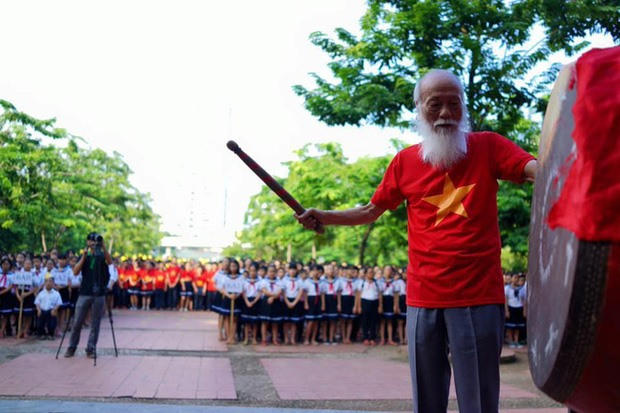 PGS Văn Như Cương đánh trống ngày khai giảng.