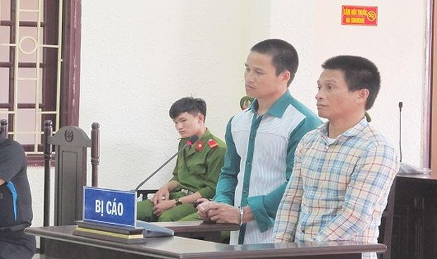 Hồ Văn Mướt (áo sơmi carô) và Hồ Văn Tuẩn tại tòa.