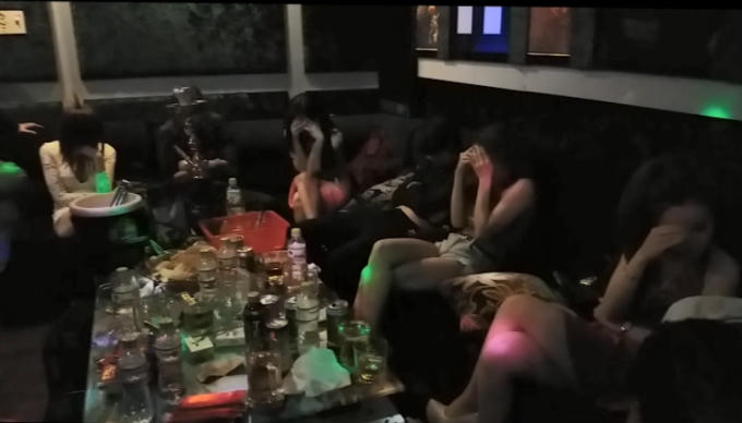 Các đối tượng thấy lực lượng công an liền nhanh chóng giấu ma túy xuống gầm bàn.