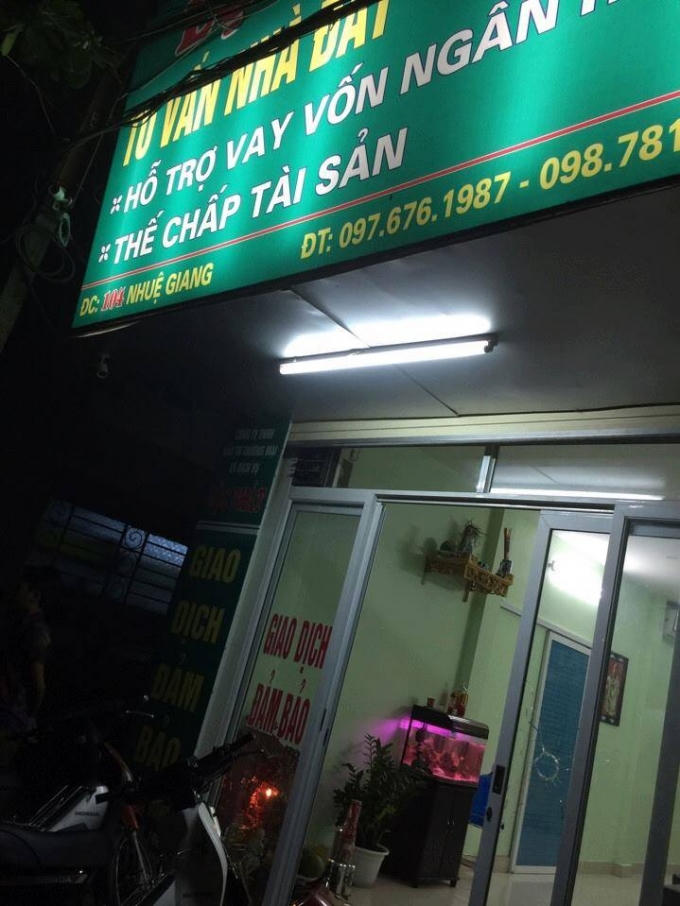 Hiệu cầm đồ 104 đường Nhuệ Giang, nơi xảy ra vụ nổ súng.