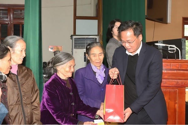 Ông Nguyễn Hữu Nghĩa, Ủy viên Ban Chấp hành Trung ương Đảng, Bí thư Tỉnh ủy Hưng Yên trao quà Tết tặng người có công, gia đình chính sách, hộ nghèo, hộ có hoàn cảnh khó khăn xã Lương Bằng.