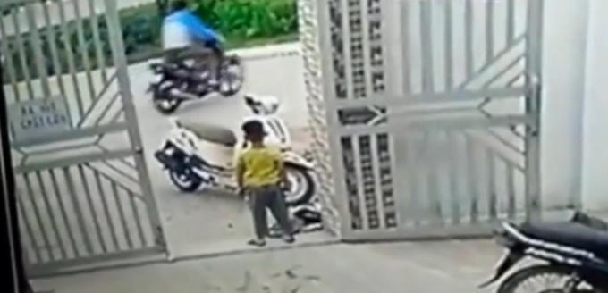 Bé trai chỉ đành đứng nhìn tên trộm lấy mất chiếc xe rồi tẩu thoát.