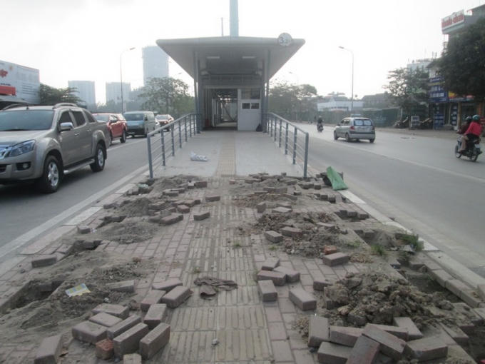 ...vẫn đang còn ngổn ngang.