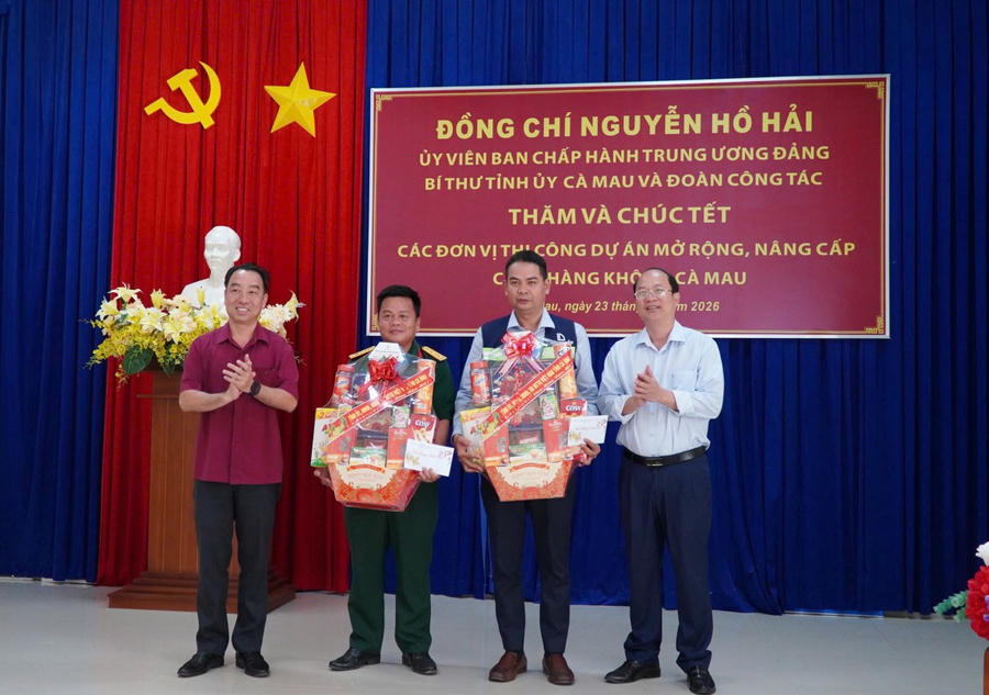 Ông Nguyễn Hồ Hải - Bí thư Tỉnh ủy và ông Lữ Quang Ngời - Phó Bí thư Tỉnh ủy, Chủ tịch UBND tỉnh, tặng quà động viên cán bộ... đang thi công tại Dự án mở rộng, nâng cấp Cảng hàng không Cà Mau.