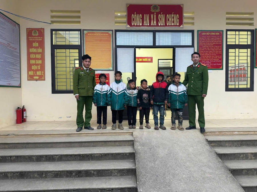 Công an xã Sín Chéng đã tìm kiếm và đưa các cháu về với gia đình an toàn. (Ảnh: CALC)
