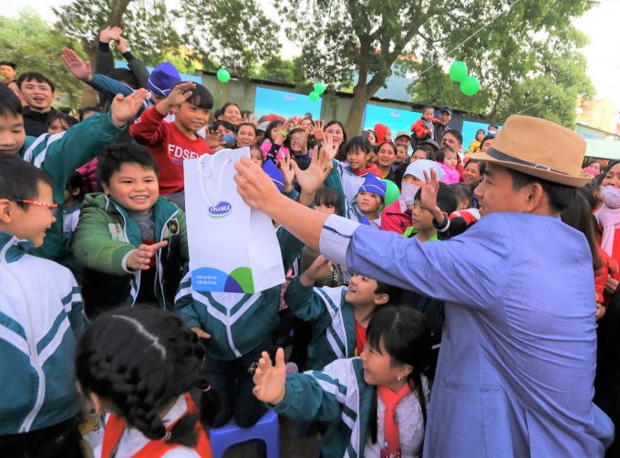 Các Đại biểu trao quà và học bổng cho các em học sinh của trường tiểu học Nhân Hòa, huyện Mỹ Hào, tỉnh Hưng Yên.