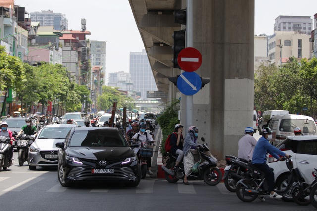 Mọi người đều tìm bóng mát của của đường sắt trên cao Cát Linh - Hà Đông để di chuyển tránh nắng.