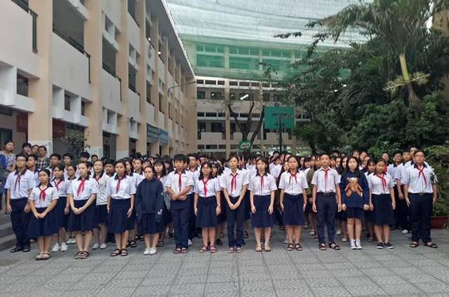 Học sinh kính cẩn chờ thầy.