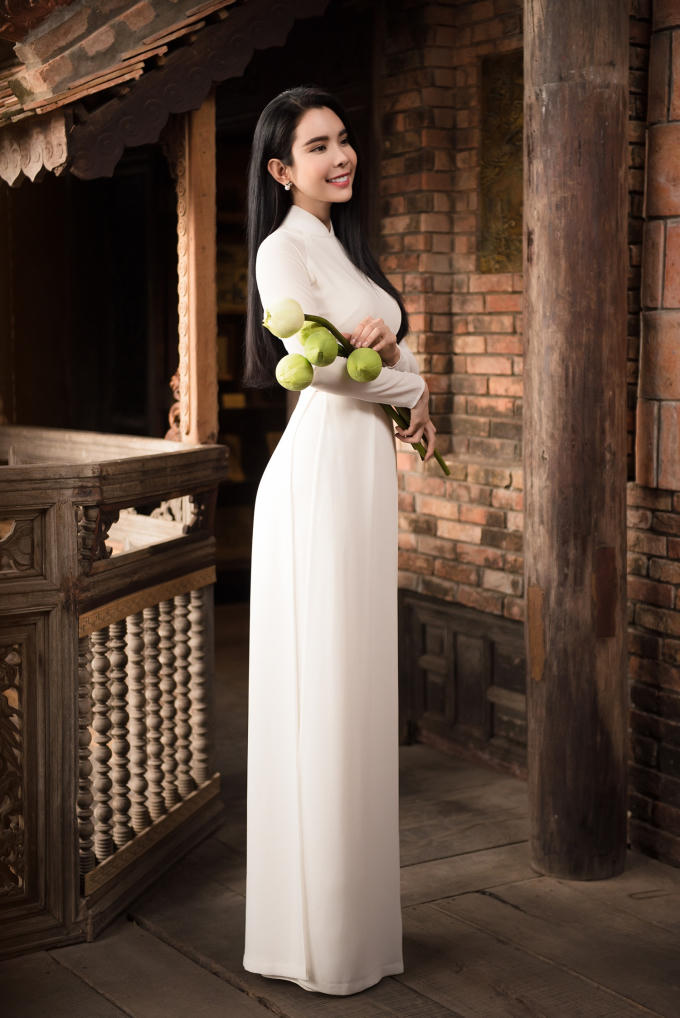 Huỳnh Vy cao 1,7m, cân nặng 49kg với số đo 3 vòng lần lượt là 86-58-100.