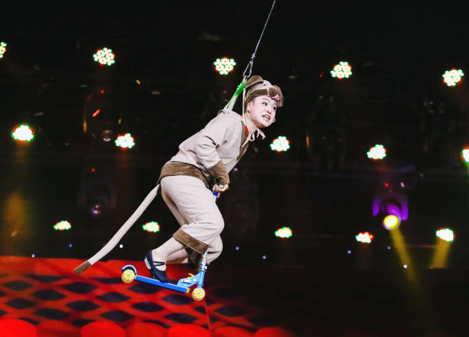 Thót tim kiều nữ Làng Hài Mở Hội nhai than, nuốt kiếm mưu sinh