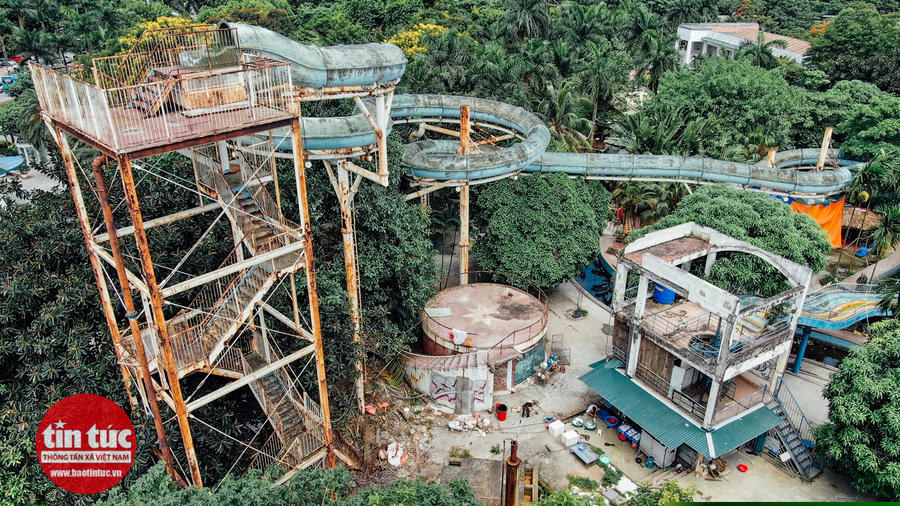 Hàng trăm tấn sắt gỉ chờ sập trong công viên Tuổi trẻ Thủ đô.