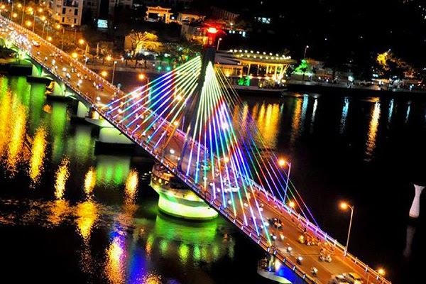 Cầu quay trên sông Hàn vào ban đêm.