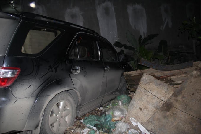 Cùng lúc này một chiếc xe hiệu Fotuner mang BKS: 37V - 1827 lưu thông phía sau do quá bất ngờ nên mất lái tông lên vỉa hè bên đường.