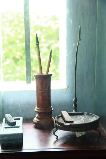 Bút và nghiên mực của, những vật dụng gắn liền với việc đèn sách của Người.