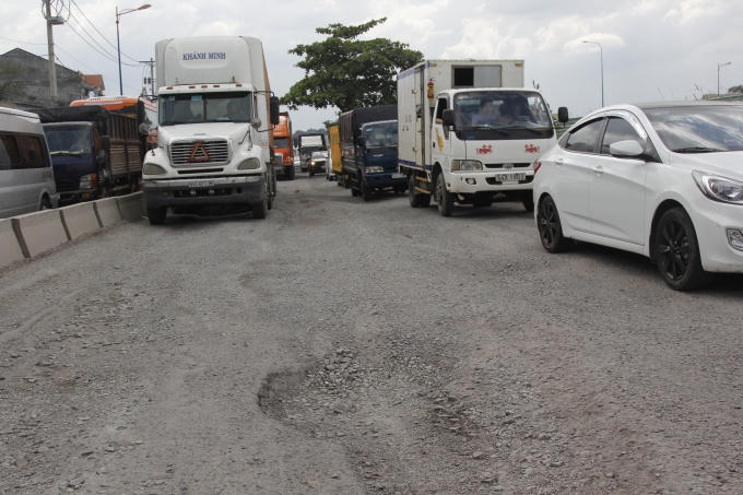 Mặt đường c&ograve;n xuất hiện ổ g&agrave;, ổ voi.