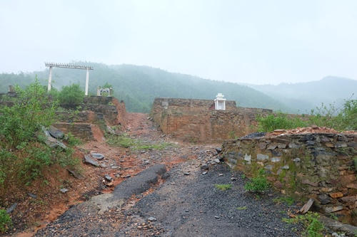 Núi đồi tại khu vực nghĩa địa Hòa Sơn bị đào bới san lấp nham nhở. Ảnh: Q.Đ