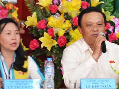 Ông Lê Kim Toàn, Phó Bí thư Thường trực Tỉnh ủy, Trưởng đoàn đại biểu Quốc hội tỉnh Bình Định, giải trình với cử tri tại buổi tiếp xúc ngày 4-5. Ảnh: TL