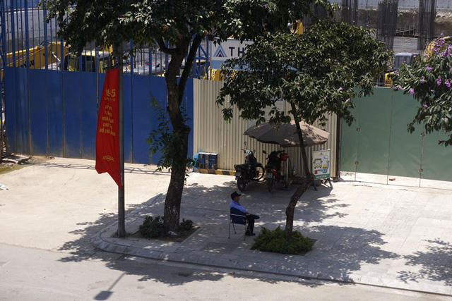 Bóng mát cây xanh nhỏ nhoi trên đường phố.