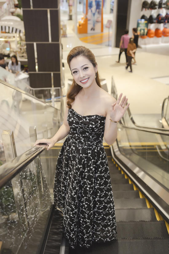 Gái 3 con Jennifer Phạm tái xuất khoe vai trần ngực đầy cuốn hút