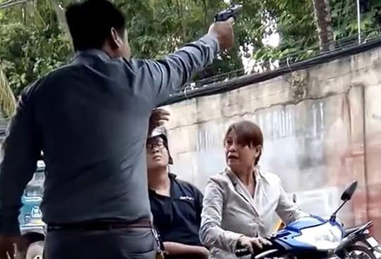 Ông Phương chĩa súng lên trời rồi bắn chỉ thiên.