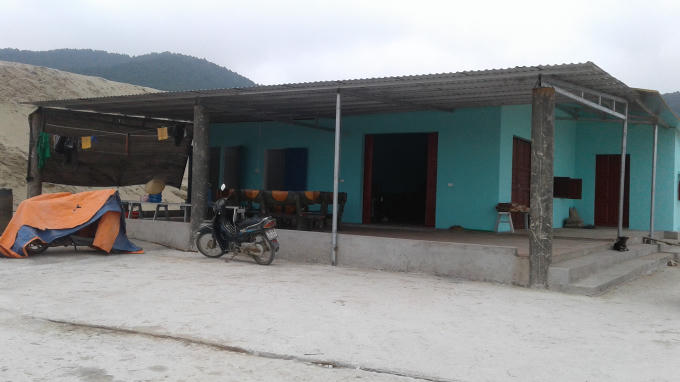 Khu nhà chờ kiên cố mới được xây dựng. Ảnh: Nguyệt Chi