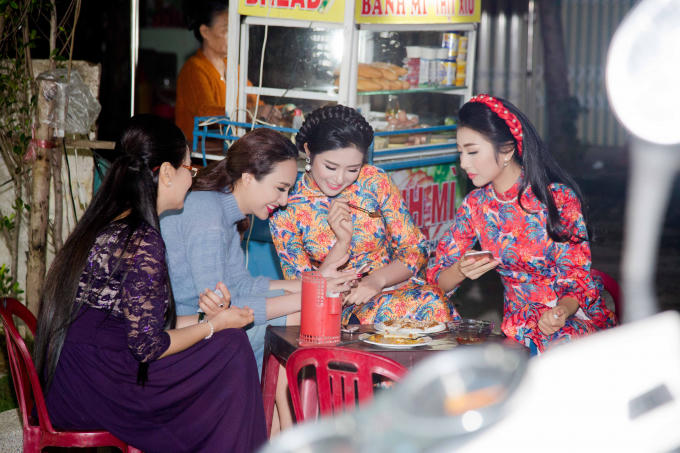 Hoa hậu Ngọc H&acirc;n, Ngọc Diễm, Kiều Vỹ đi ăn đ&ecirc;m ở Hội An