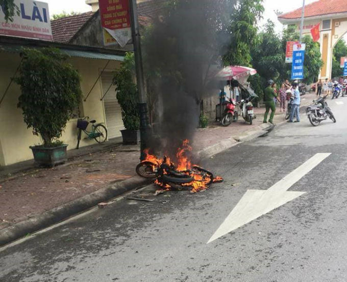 Chiếc xe máy của Long bị đối thủ đốt cháy.