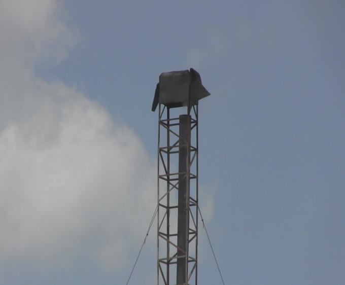 Cơ sở T&uacute; Trinh li&ecirc;n tục thải ra m&ocirc;i trường kh&oacute;i trắng v&agrave; c&oacute; m&ugrave;i h&ocirc;i nồng nặc, kh&oacute; thở.