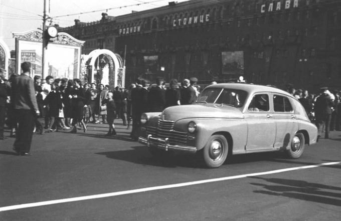 Chiếc GAZ-20 Pobeda do hãng GAZ thành lập năm 1932 chế tạo.