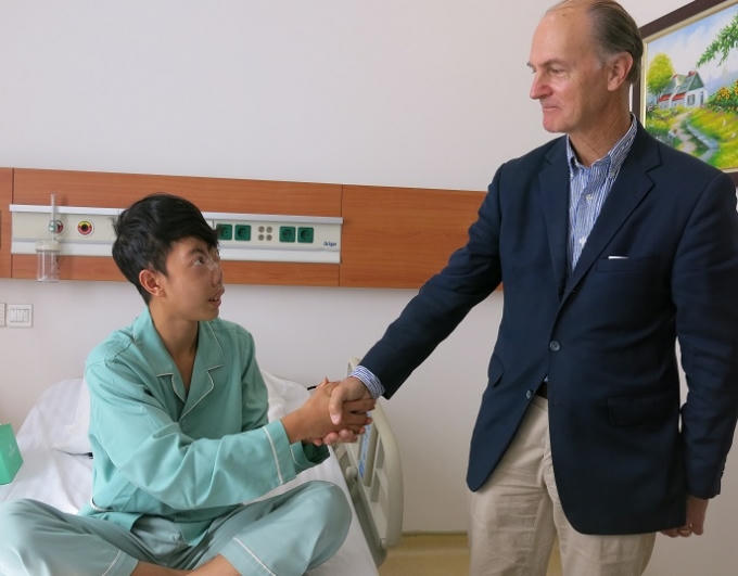 GS Mc Kinnon đã chia sẻ chính nghị lực của Tuấn đã thuyết phục để ông kiên trì 4 lần quay trở lại Vinmec làm những gì tốt nhất cho em.